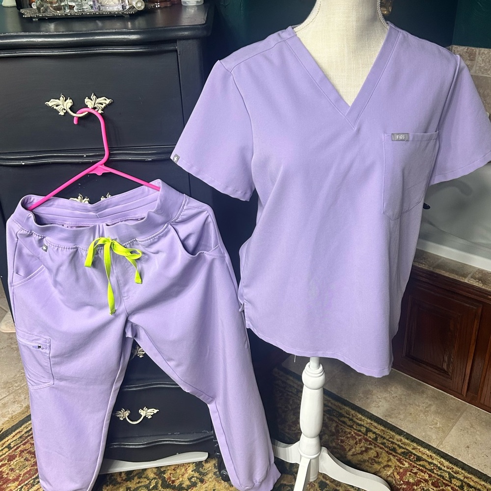 Figs Lavender Scrub Set M top S bottom